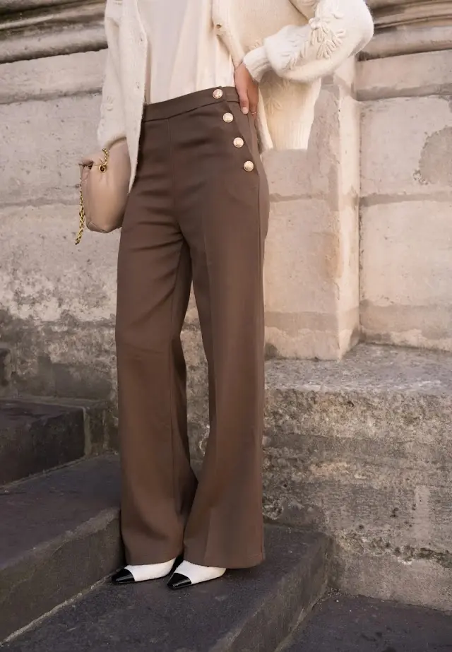 Bruine pantalon gouden knopen