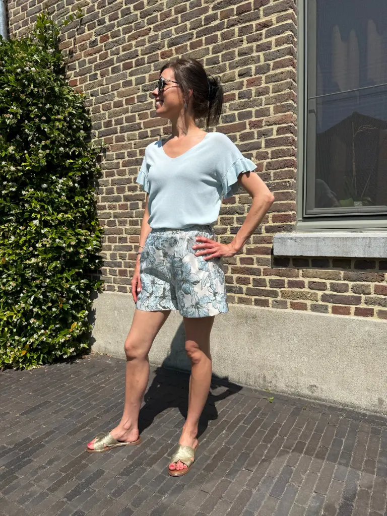 Lichtblauwe top met rufflemouwen