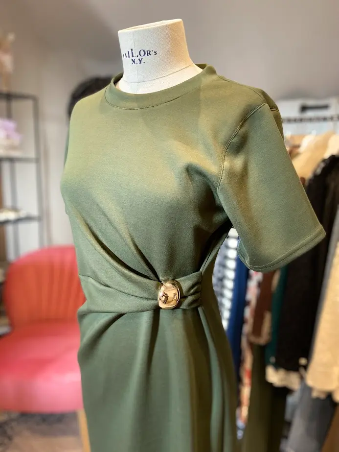 Groene jurk met split en gouden gesp