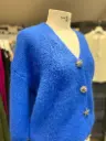 Blauw gebreid vest met detailknopen