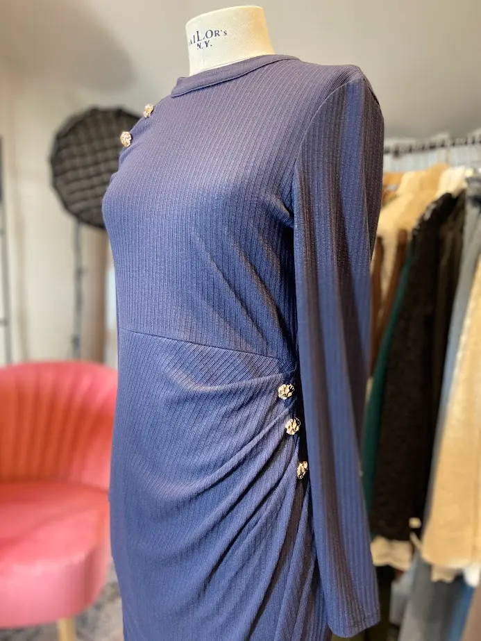 Blauwe jurk met split en gouden knopen
