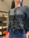 Donkerblauwe blouse met bolletjesprint en striklinten 